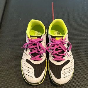 Nike free v4 8.5 - see small outer rips near inner and outer ankle